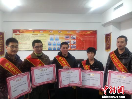 广州两名大学生放弃旅程救人获奖励 广州两名大学生放弃旅程救人获奖励
